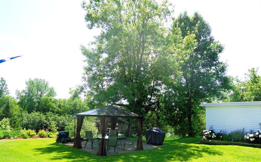 Motel Des Deux Lacs Waterloo Buitenkant foto