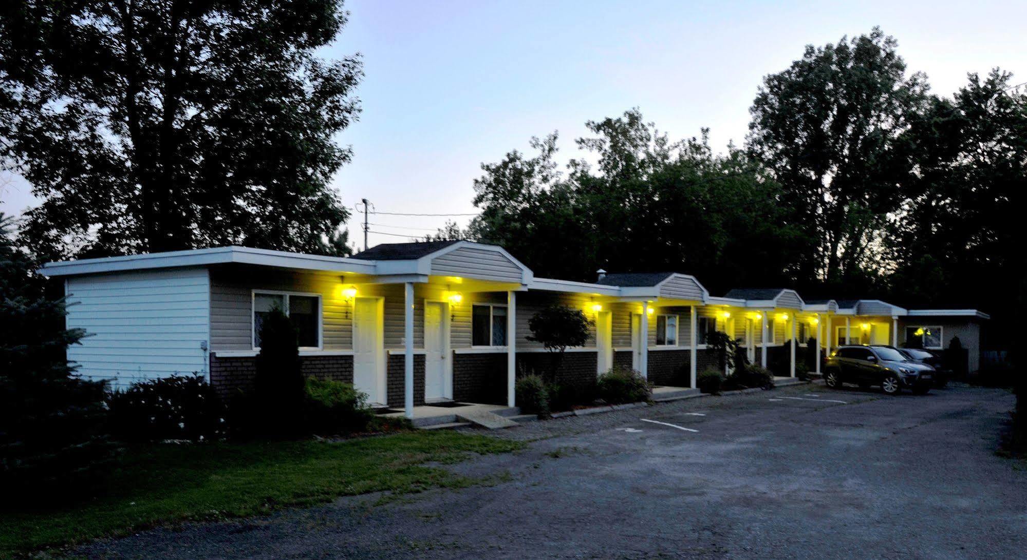 Motel Des Deux Lacs Waterloo Buitenkant foto